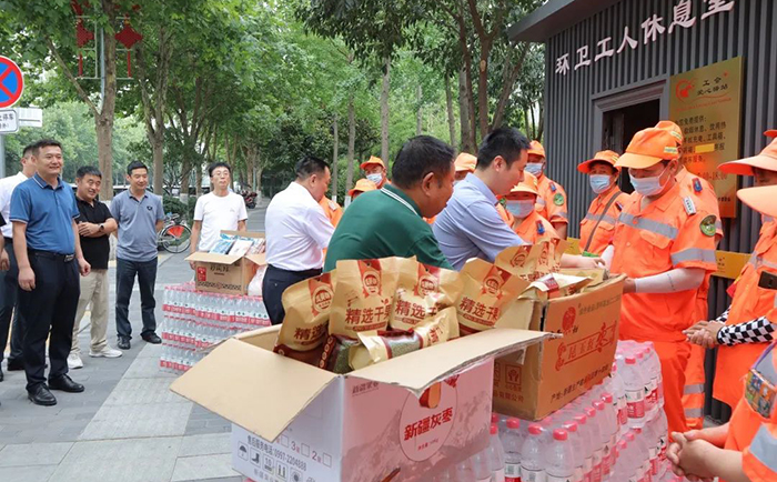 為環衛工人送上溫暖.jpg